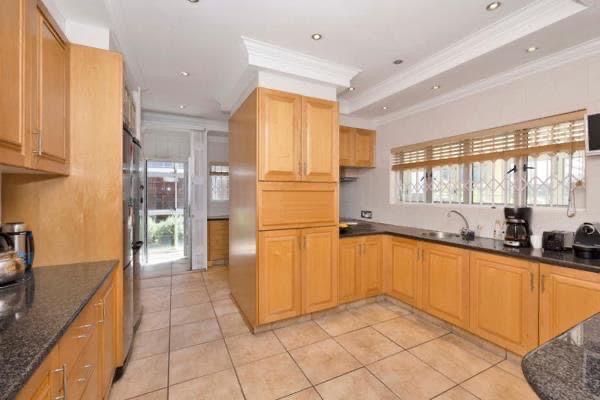 8 Bedroom Property for Sale in Rondebosch Western Cape